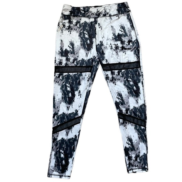 Boohoo Pants - NWT Women’s boo hoo FIT Black and White Athletic Leggings Size 14